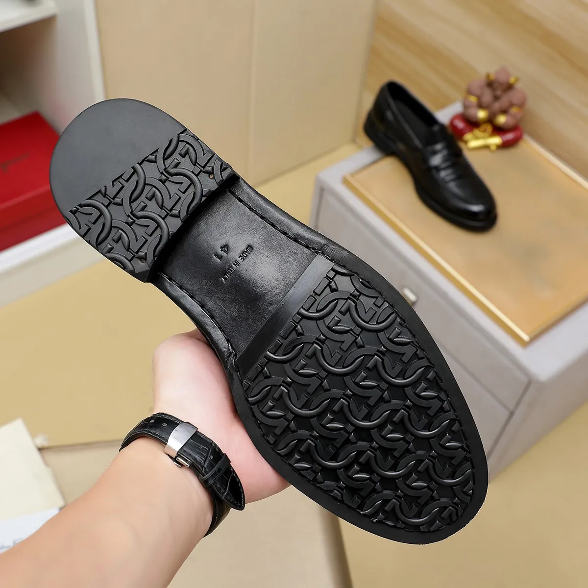 Men's shoes 💰920 💰 Louis Vuitton LV ® Autumn and Winter 🆕 models 🔛Full shoe counter First layer cowhide, 🐂Leather lined casual shoes for men, super soft outsole, a must for driving. Counter synchronization Original first layer cowhide Completely 1:1 mold customization 🌹Top version, 3 colors available! Number: 38-45 (37.46. Customized)